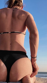 Esibisco il mio culo in spiaggia