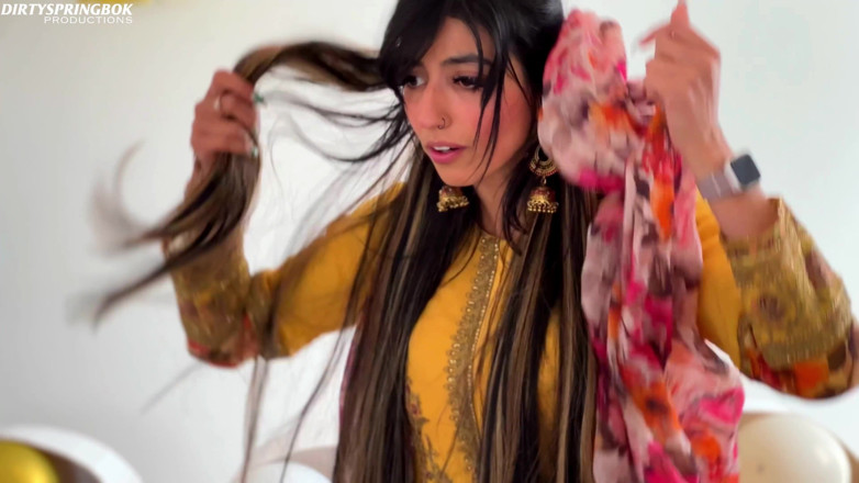 Aaliyah Yasin: Aaliyah Yasin Gets Horny Whilst Waiting for Her Guests
