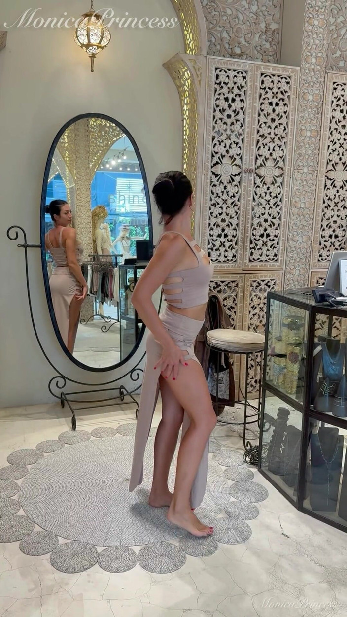 Princess Monica: Vestiti sexy di sexy di sexy