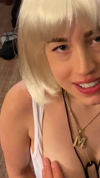 Güzel kadın honeybunnyba emmek için tutuyor