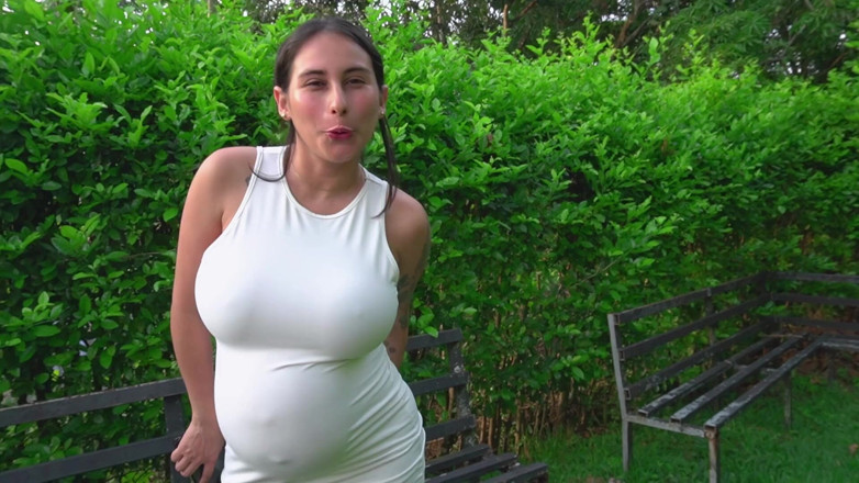 Jenifer Play: Wyzwanie w parku: Ciężarna dziewczyna zgadza się użyć korka analnego