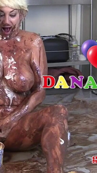 คุณแม่ผม blonde วัยผู้ใหญ่หน้าอกใหญ่ตูดใหญ่ Dana Hayes โพสท่าถ่ายแบบเปียกแฉะ