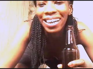 African Beauties: Милфа Nikkiez играет с бутылкой