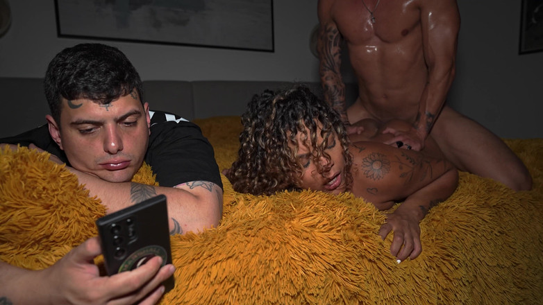 Knock Knock Club: 妈妈在我面前操了她！绿帽男旁边的粗暴性爱...