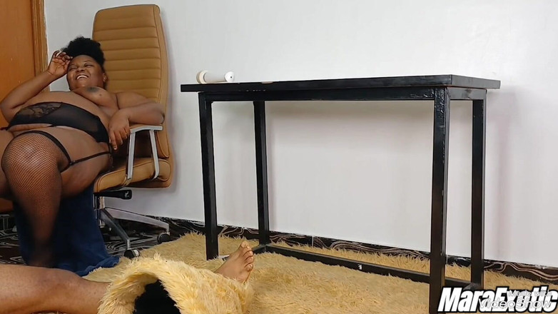 Mara Exotic: Tante semok kulit hitam lagi asik muasin memeknya pakai dildo...