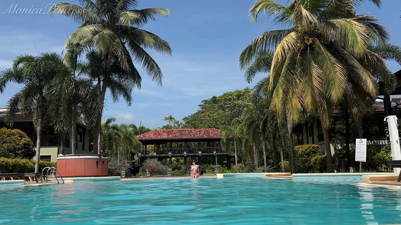 Princess Monica: Elle exhibe ses seins et sa chatte en bikini dehors à...