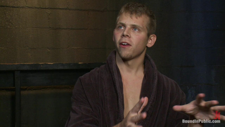 Bound in public: Cruceros sucios derribán dos sementales inocentes en un baño público