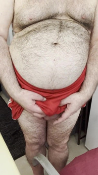Coach Karls bollar glider av misstag ut ur hans gymshorts, medan han strök sin kuk.