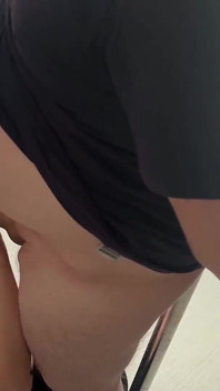 Amatör orta yaşlı seksi kadın kocasını dans eden direğe kelepçeliyor ve sakso çekerek taşaklarını boşaltıyor