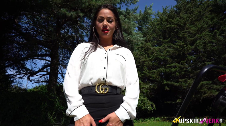 SkirtJerk: Jess Harington - Trim My Grass