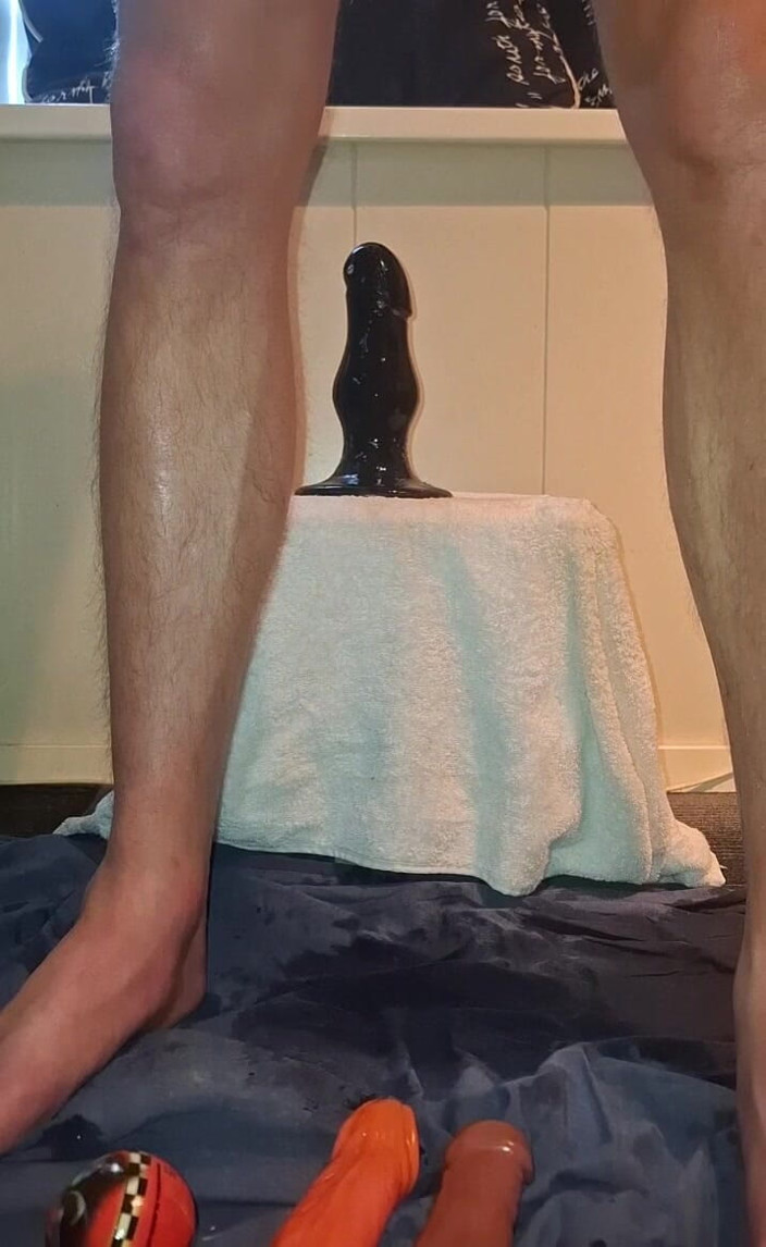 NoFace Twink X: Jeu anal gay en solo - gode énorme et orgasme de pisse