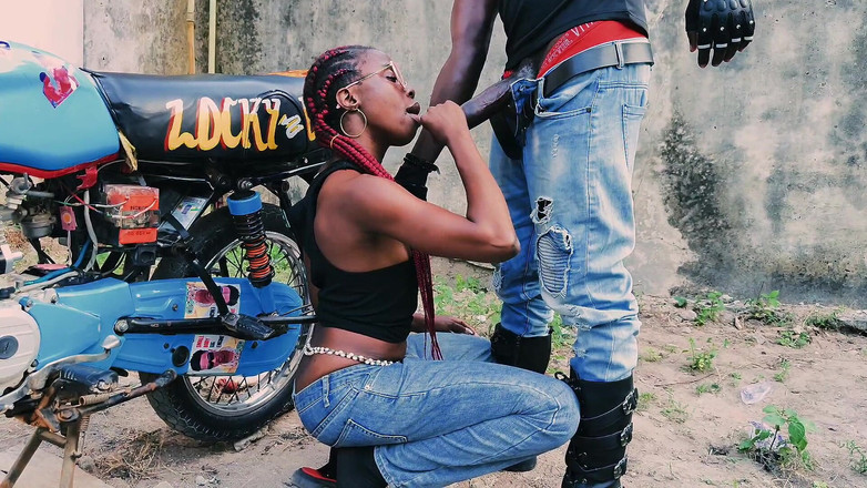 Home Alone: Sexy Petite Biker Vera Seduce Bollocks BBC Para Follar En...