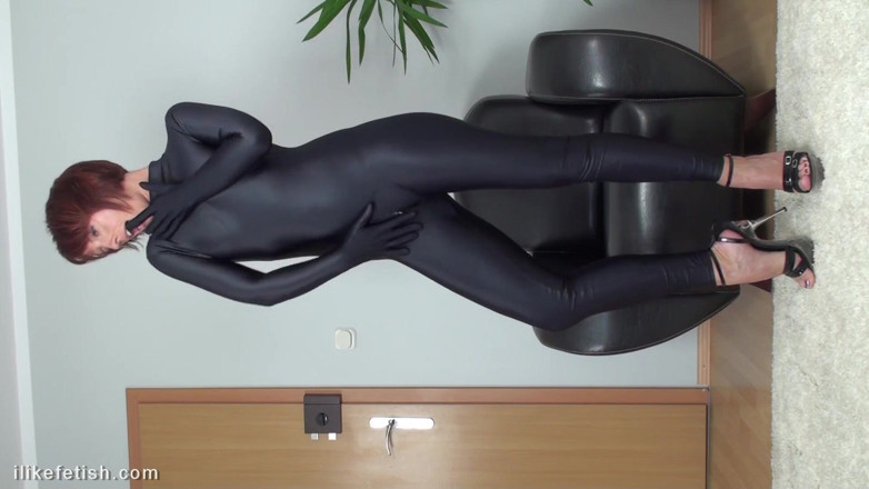 Kelly in spandex: Full gövdeli siyah parlak catsuit