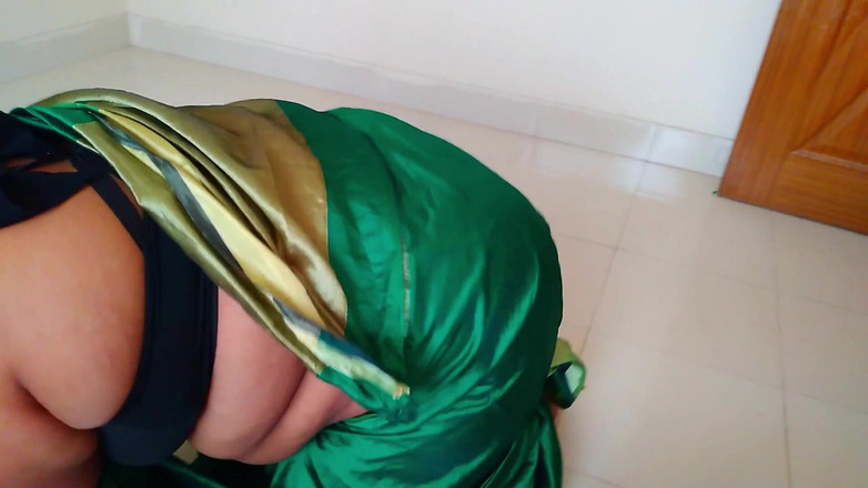 Aria Mia: Tante seksi tamil dengan pantat bahenol lagi bersih-bersih kamar hotel...