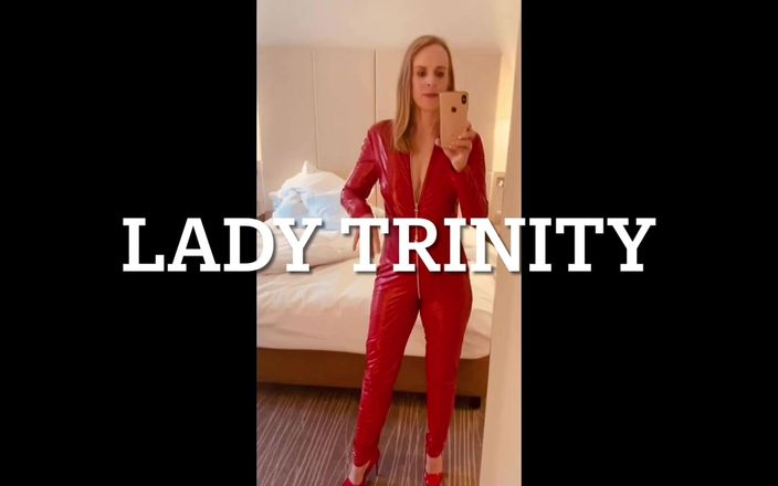German stepmother Lady Trinity: Lady Trinity en catsuit rojo está usando a un chico...
