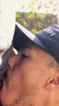 Remplir la bouche de ce salaud de sperme dans le parc