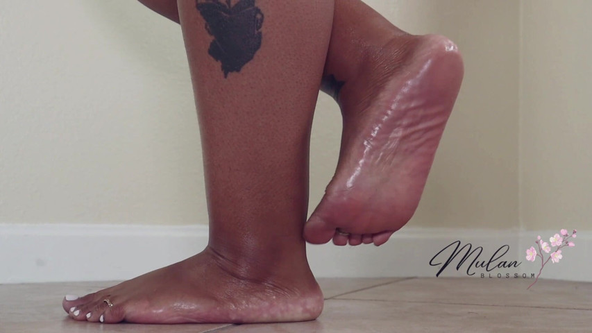 Barefoot Oil Tease (Mulan Blossom)
