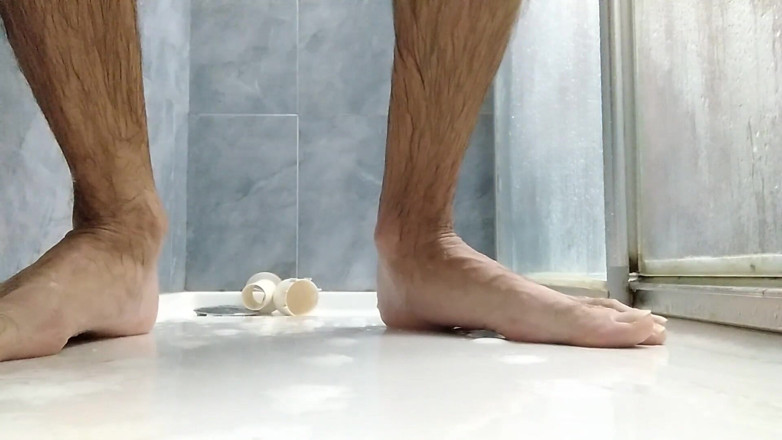 Elvissc: Hübscher amateur-junge mit monsterschwanz kommt in der dusche und spielt...