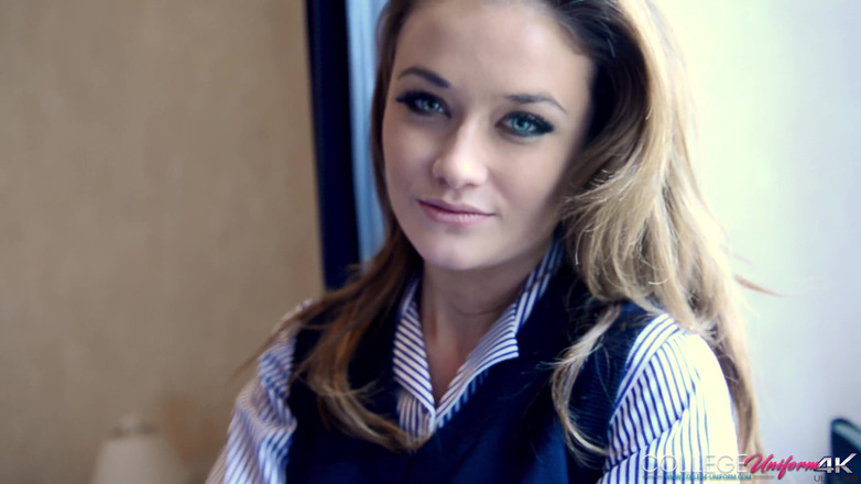 College Uniform: Footloose yang menampilkan Jess Impiazzi