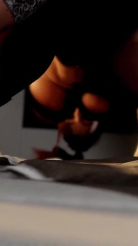 Sexy asiática milf faz anal lésbico com vibrador de cabeça dupla | 3D pornô