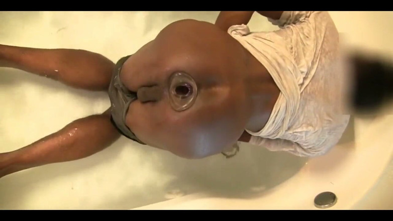 Ass Monkey: Schwarzer twink macht seinen hintern mit einem großen Buttplug nass,...
