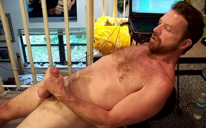 Hairyartist: Chlupatá kundička - Nadržená předváděná nacpe jeho chlupatou díru