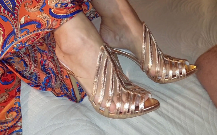 Selena701: Seleniny uctívání nohou a pózování v podpatcích