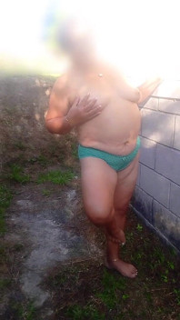 Matura miLF cammina nuda all'aperto