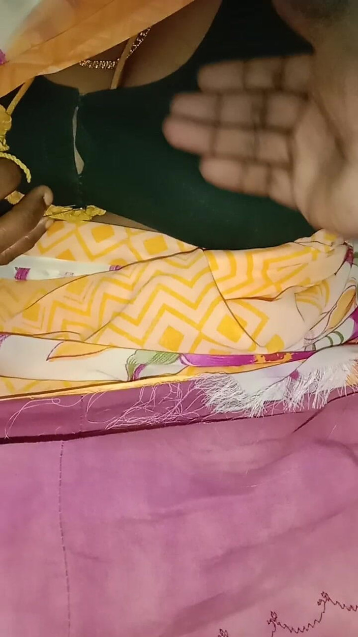 Tamil Anti Uma: Тітка моєї сусідки подзвонила мені, коли її чоловіка не було, тому я пішов і пестив її пизду