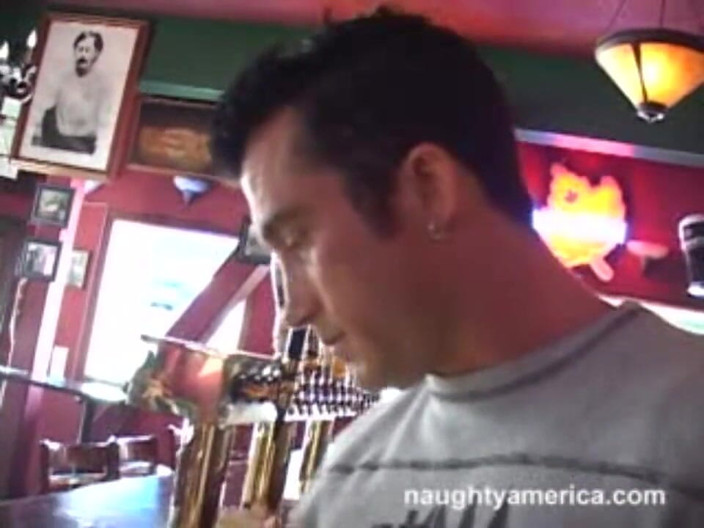 American Daydreams: Orang asing Cherokee berkongkek di atas katil dengan tatunya