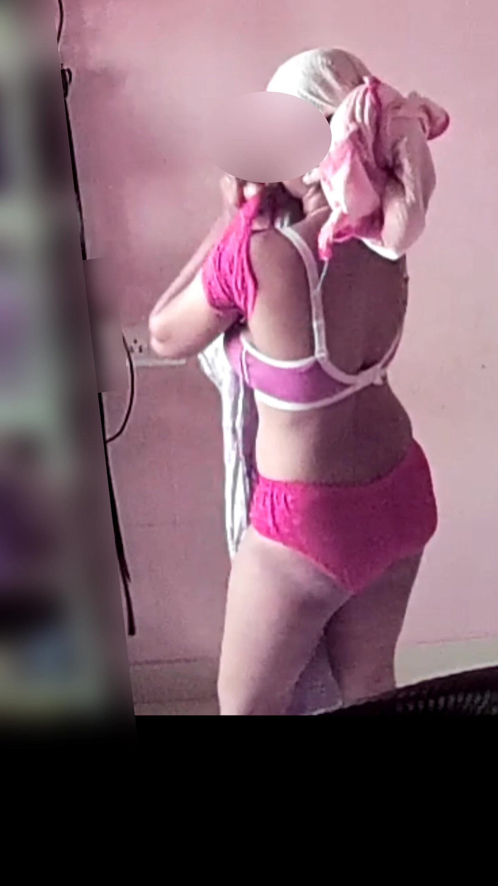 Black & white desicat: デシの浮気セクシーなボディ主婦がドレス替え動画で誘惑する