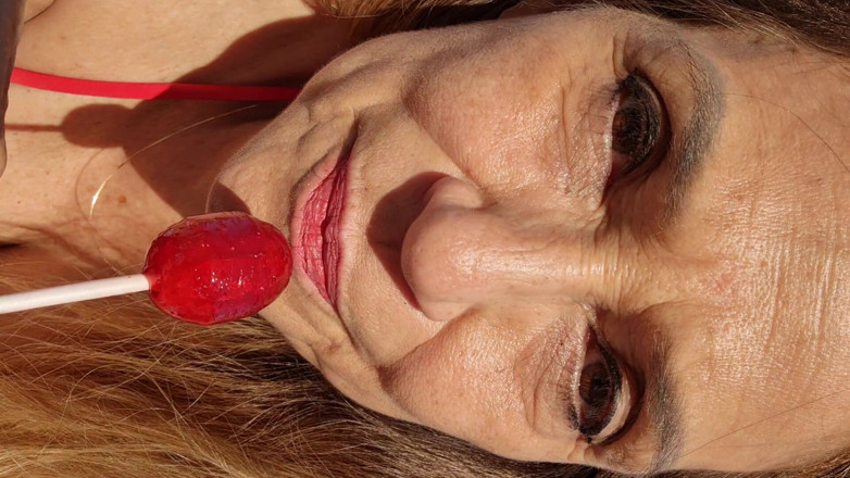 Melissa Johnson: Melissa Johnson ดูดและเลีย Cherry Lollipop บนชายหาด