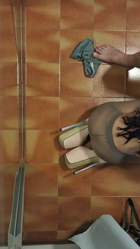 Naked MILF with Pantyhose and Heels Gives a Blowjob with Swallowing