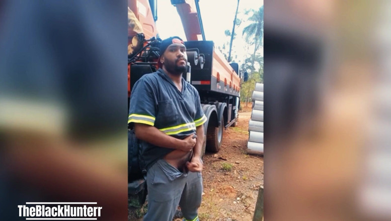 TheBlacKHunterr: İşçi şirket kamyonunun arkasındaki şantiyede mastürbasyon yapıyor