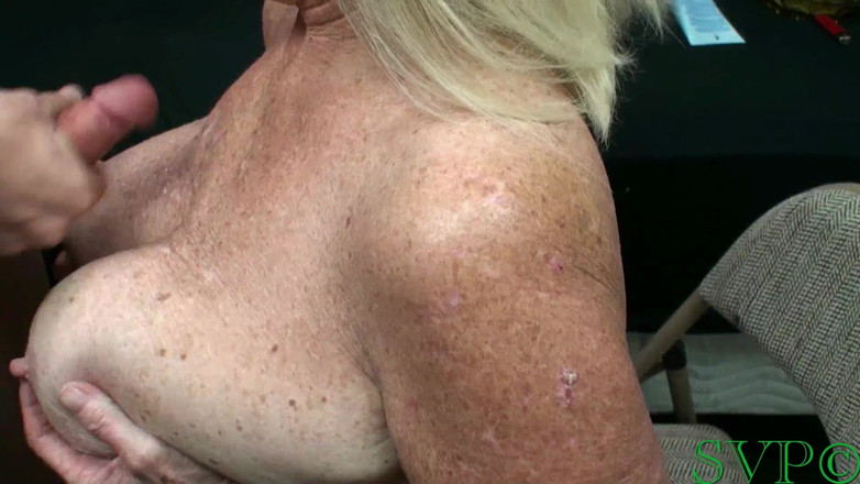 Nasty grannies: Stiefmoeder helpt haar stiefkleinzoon en hij mag haar neuken