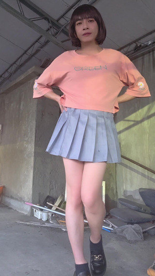 Taiwancdgirl: 百折裙搭配白色内裤，在露台插入肛塞