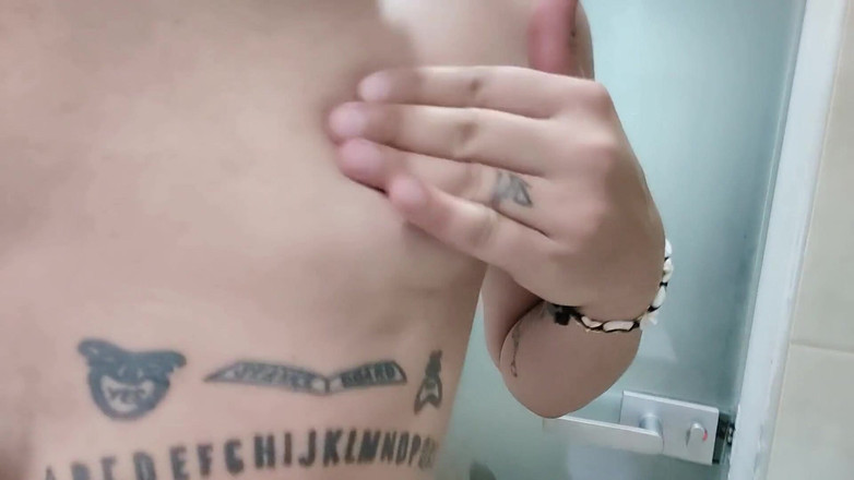 Idmir Sugary: Visar tatuerade bröst och genomborrade bröstvårtor - Klämda och röra bröst -...