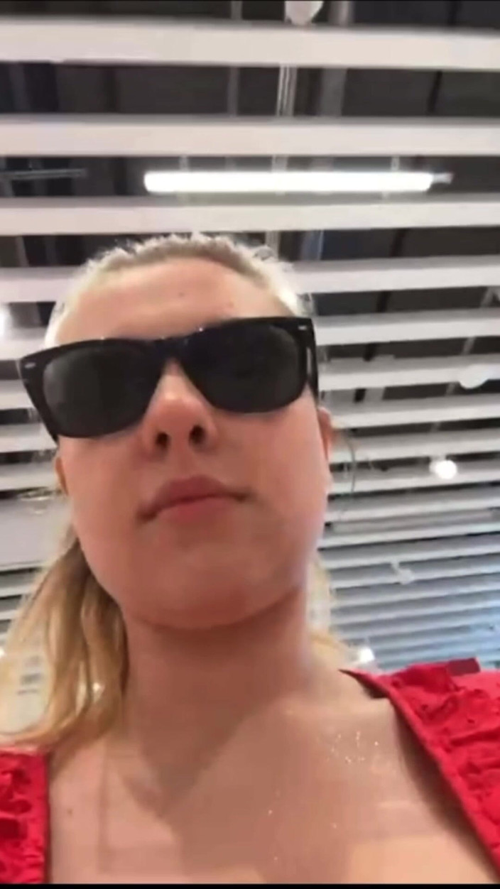 JuiceLussie: Szalony seks analny w szatni