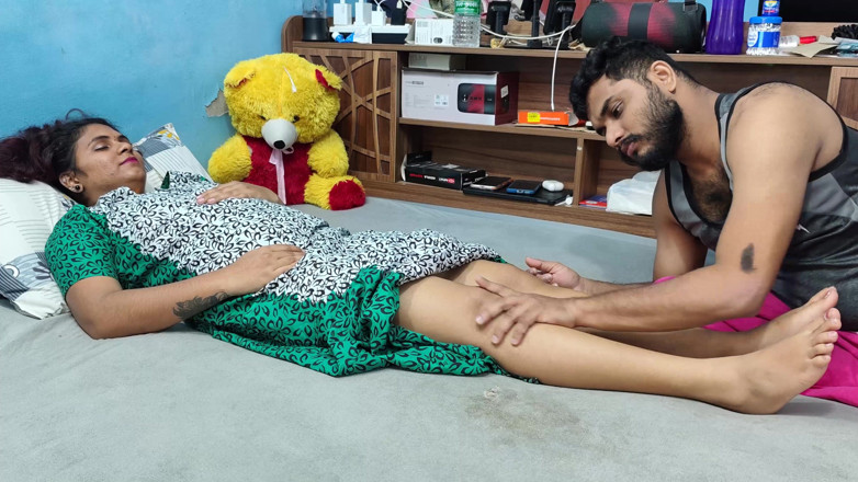 Vaishnavysharunraj: Masaj cu picioarele soției malayali făcut de soț