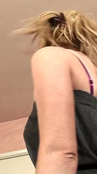 Une MILF blonde très mignonne à baiser : un beau cul sexy et une chatte mouillée pour ma grosse bite !
