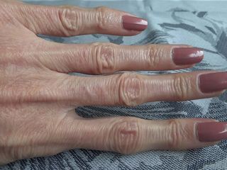 Lady Victoria Valente: Klasyczne paznokcie o prawidłowej długości - zbliżenie