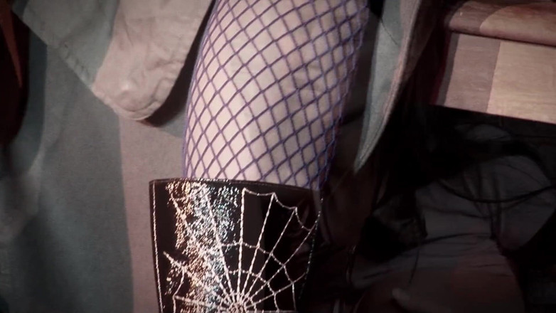 Very hot hardcore: Peituda prostituta satisfaz dois caras com tesão no beco dos...