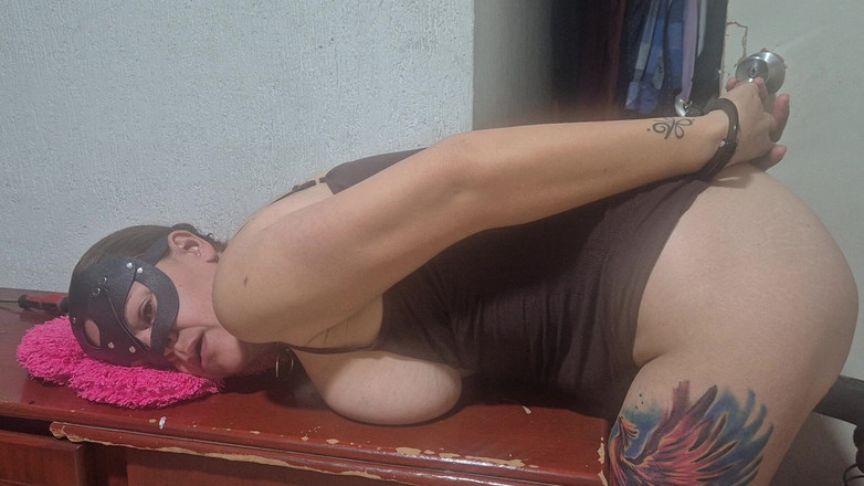 Submissive Susanna: Ostny na prsou