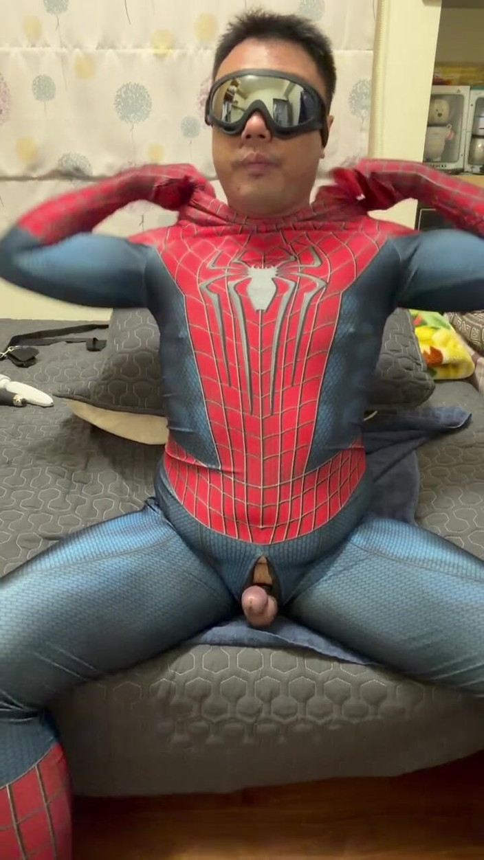 Bear Li: Fat Spider melukis dengan melukis di tengah merah