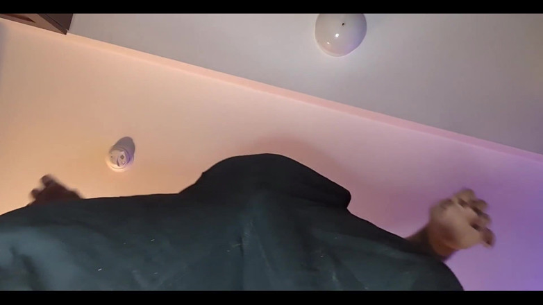 WolfgangWhite: การครอบงําของรองเท้าและถุงเท้าโดย Scary Bunny