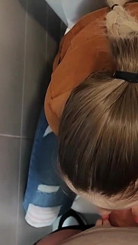 Blowjob Riskiert Im Badezimmer Der Universität Mit Meinem Professor!
