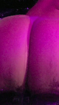 Сарабум — дівчина з Onlyfans з найбільшою і найсоковитішою дупою, яку ви коли-небудь бачили, розігрівається в джакузі перед своїм груповим сексом