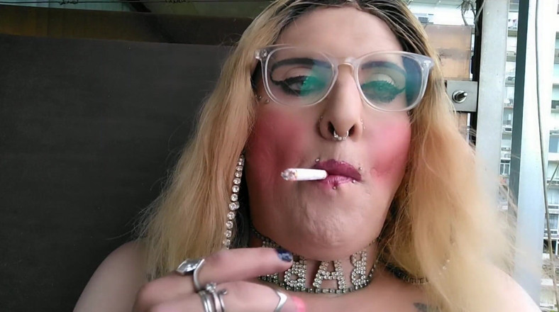 Stefanie Laveire: Blonde Ts slut Stefanie smoking