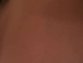 Flash Model Amateurs: Hermosa chica morena se divierte en escena amateur de cerca