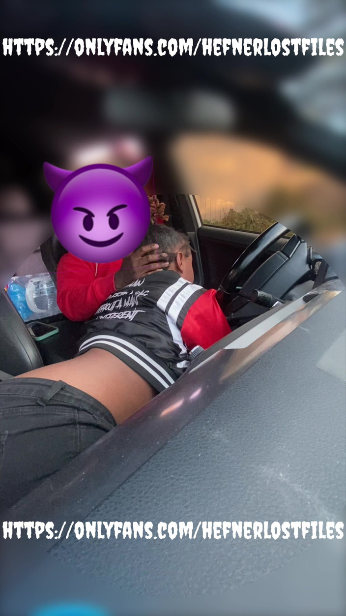 PlayboyHef: Une Grosse Lèvre À Gros Nichons Suce Une Bite En Public